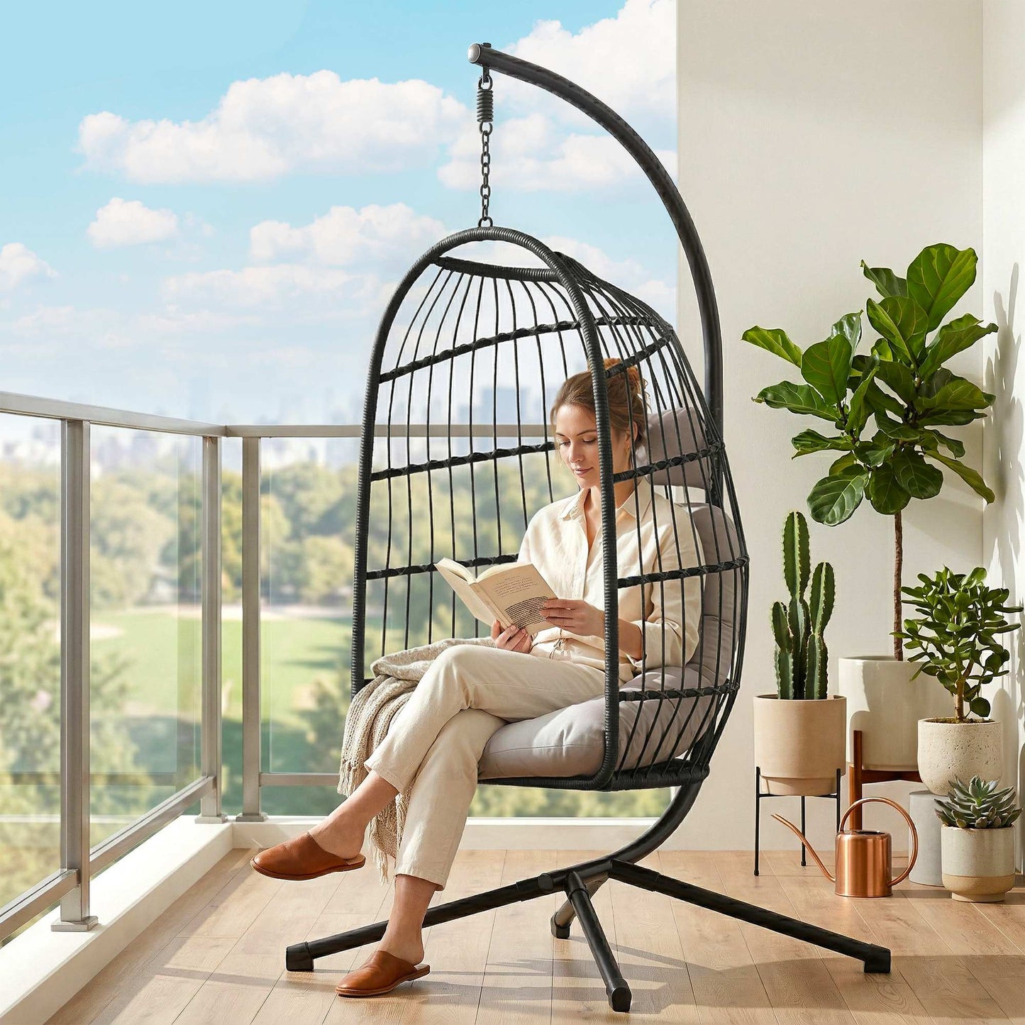 Faltbarer Hängesessel mit Gestell und Polyrattan-Korb