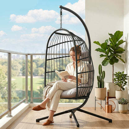 Faltbarer Hängesessel mit Gestell und Polyrattan-Korb