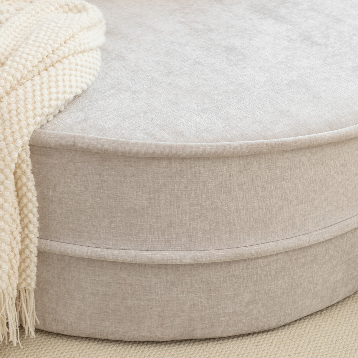 Runde Chaiselongue mit 5 Kissen und Hocker, Grau