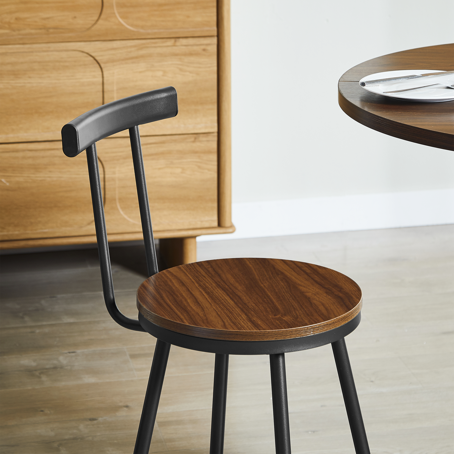 3-teiliges Bartisch- und Hocker-Set mit rundem Tisch (80 cm) und 2 Hockern, Holztisch mit ringförmiger Metall-Fußstütze für Esszimmer, Cafés, Bars und Wohnzimmer, Walnuss