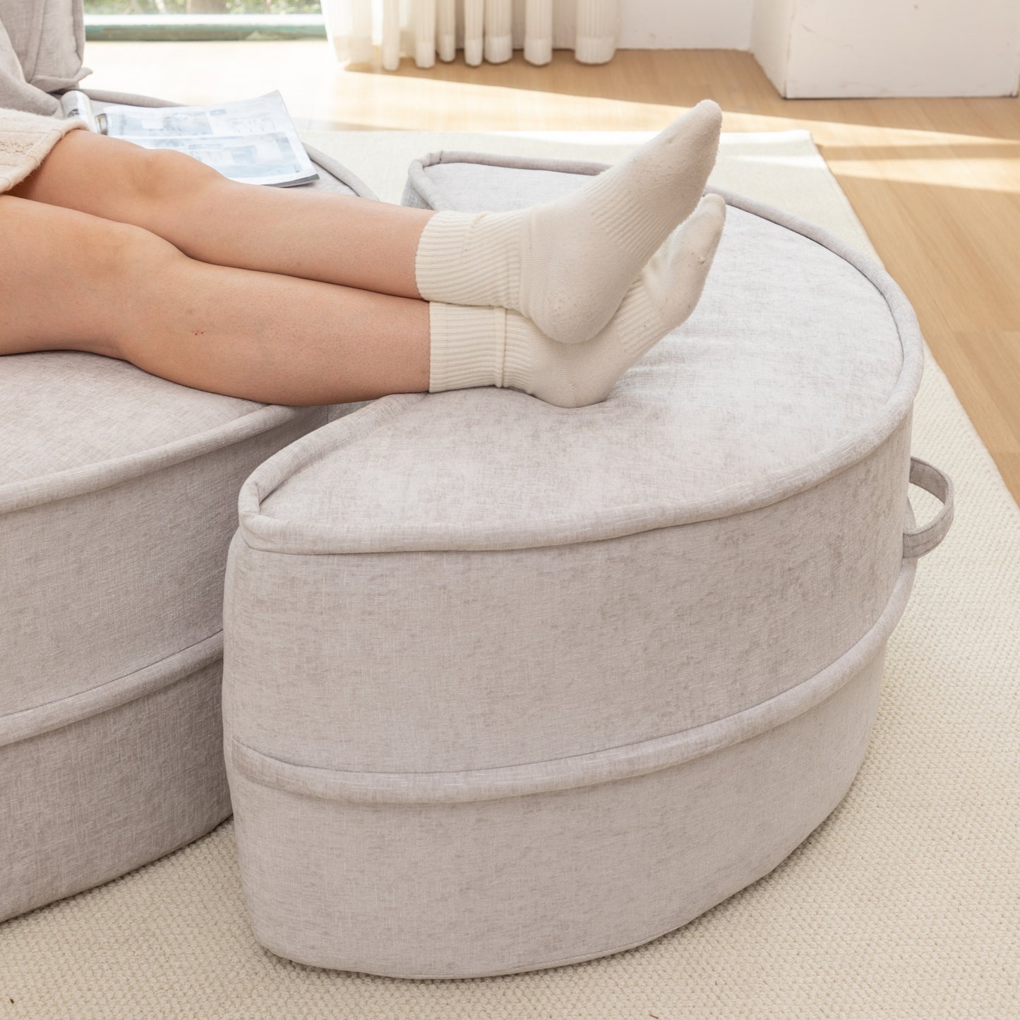 Runde Chaiselongue mit 5 Kissen und Hocker, Grau
