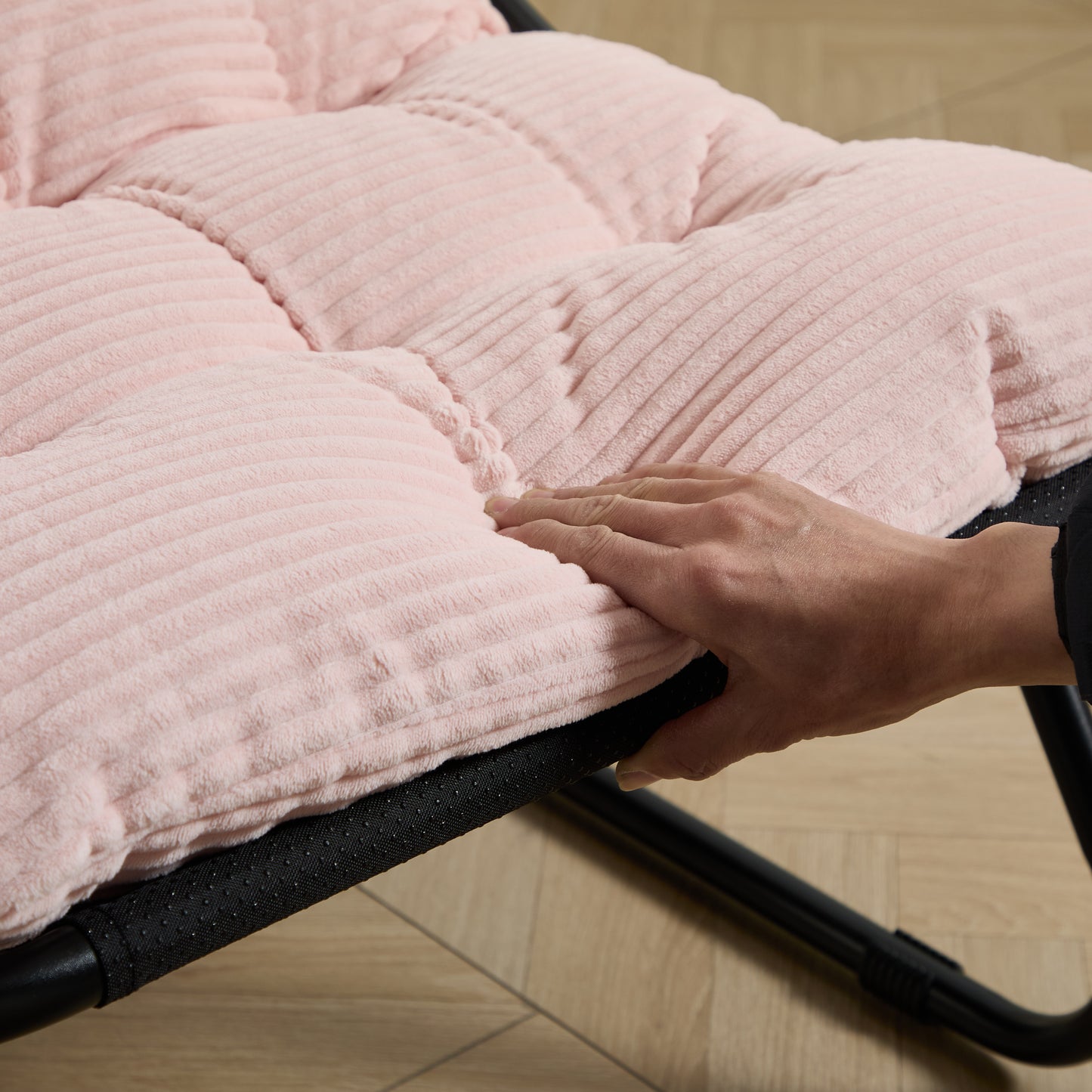 Outdoor-Loungestuhl mit Hocker, bequemer Schlingensessel mit Polsterkissen und Fußhocker, ideal für Wohnzimmer, Schlafzimmer und Lesezimmer, schwarzer Rahmen mit rosa Kissen