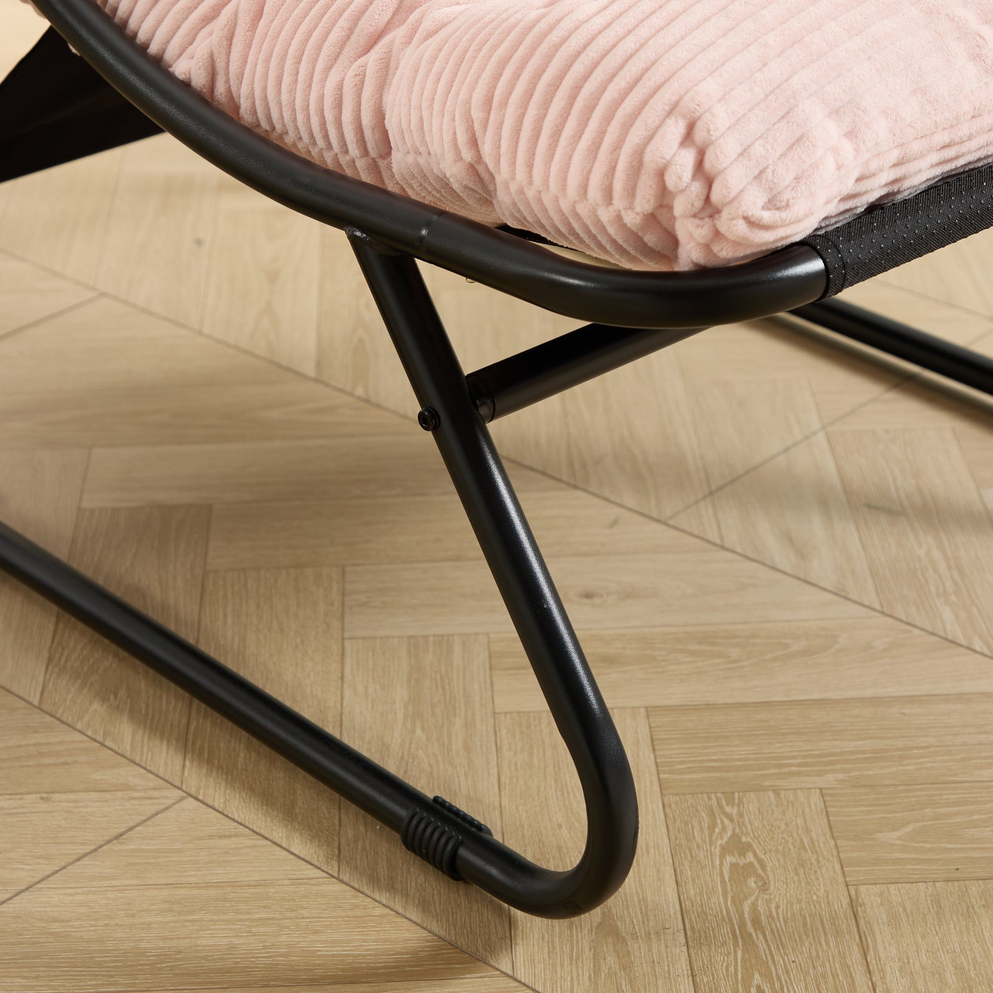 Outdoor-Loungestuhl mit Hocker, bequemer Schlingensessel mit Polsterkissen und Fußhocker, ideal für Wohnzimmer, Schlafzimmer und Lesezimmer, schwarzer Rahmen mit rosa Kissen