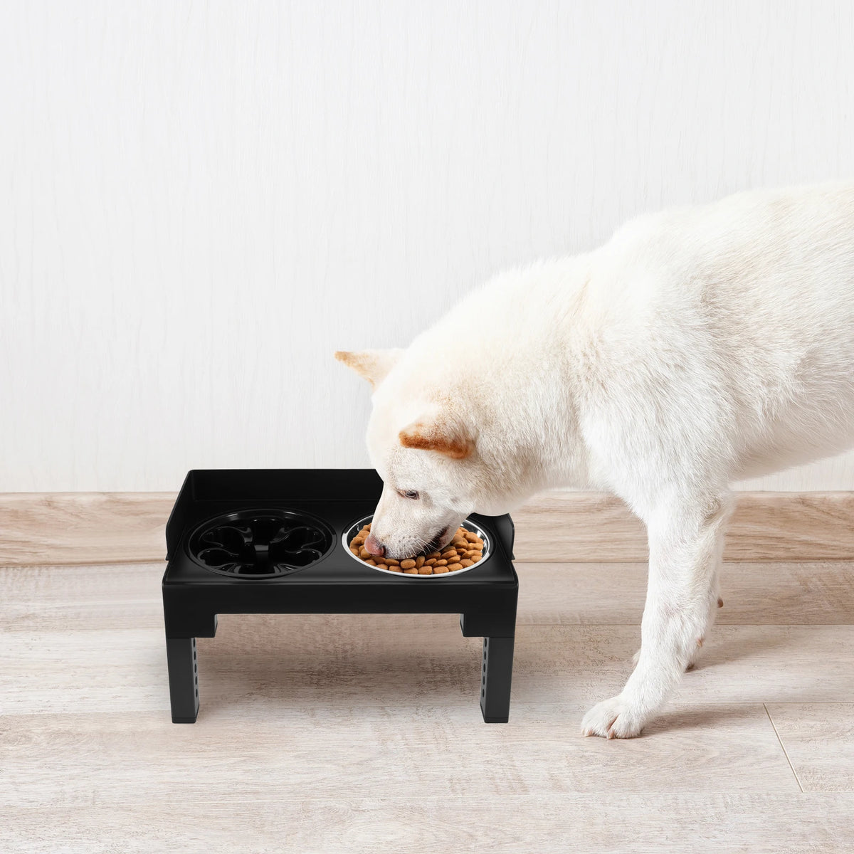 Höhenverstellbare Futterstation für Hunde und Katzen mit 3 Näpfen