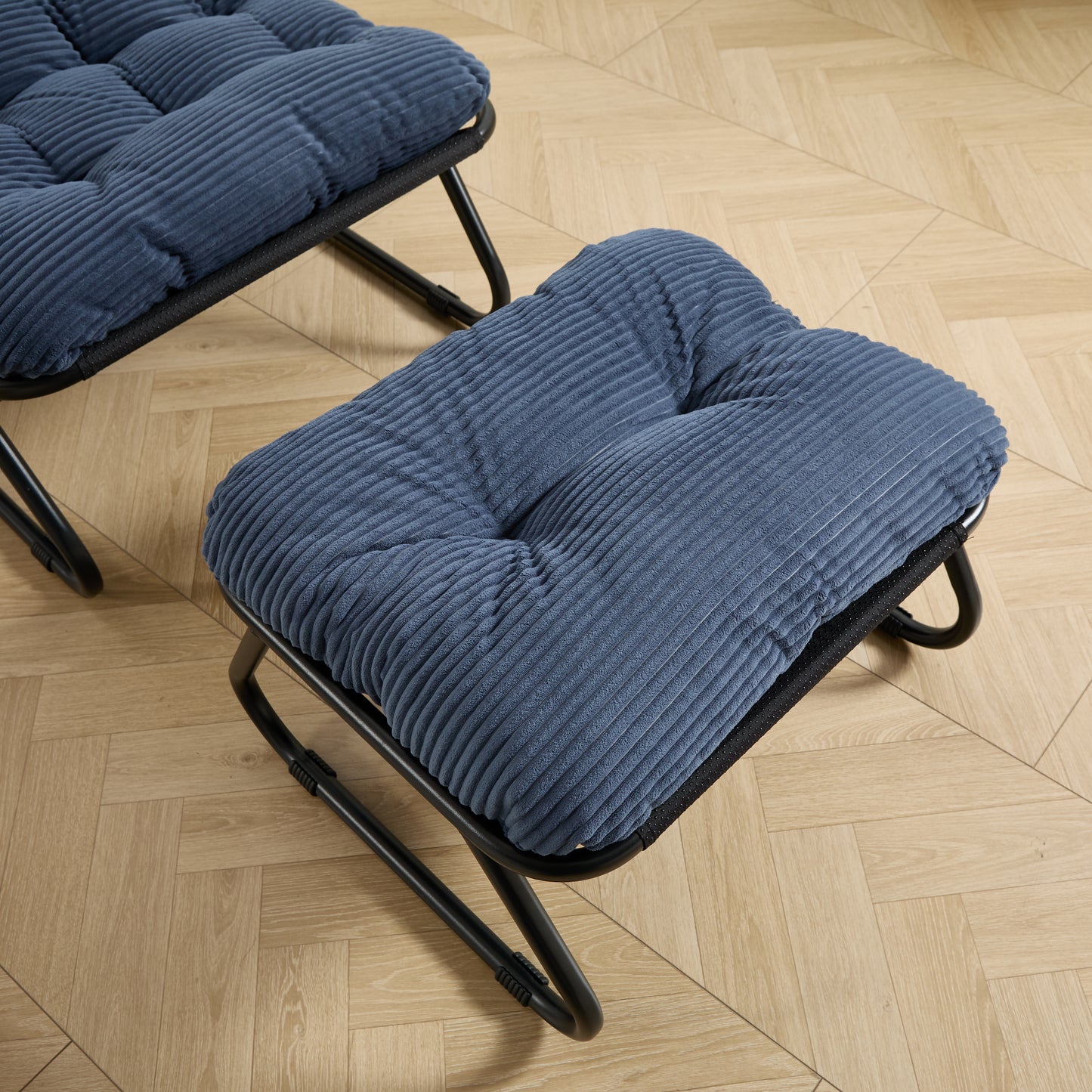 Outdoor-Loungesessel mit Hocker – Komfortabler Relaxsessel mit Kissen und Fußstütze, ideal für Wohnzimmer, Schlafzimmer und Lesezimmer, schwarzer Rahmen mit marineblauem Kissen