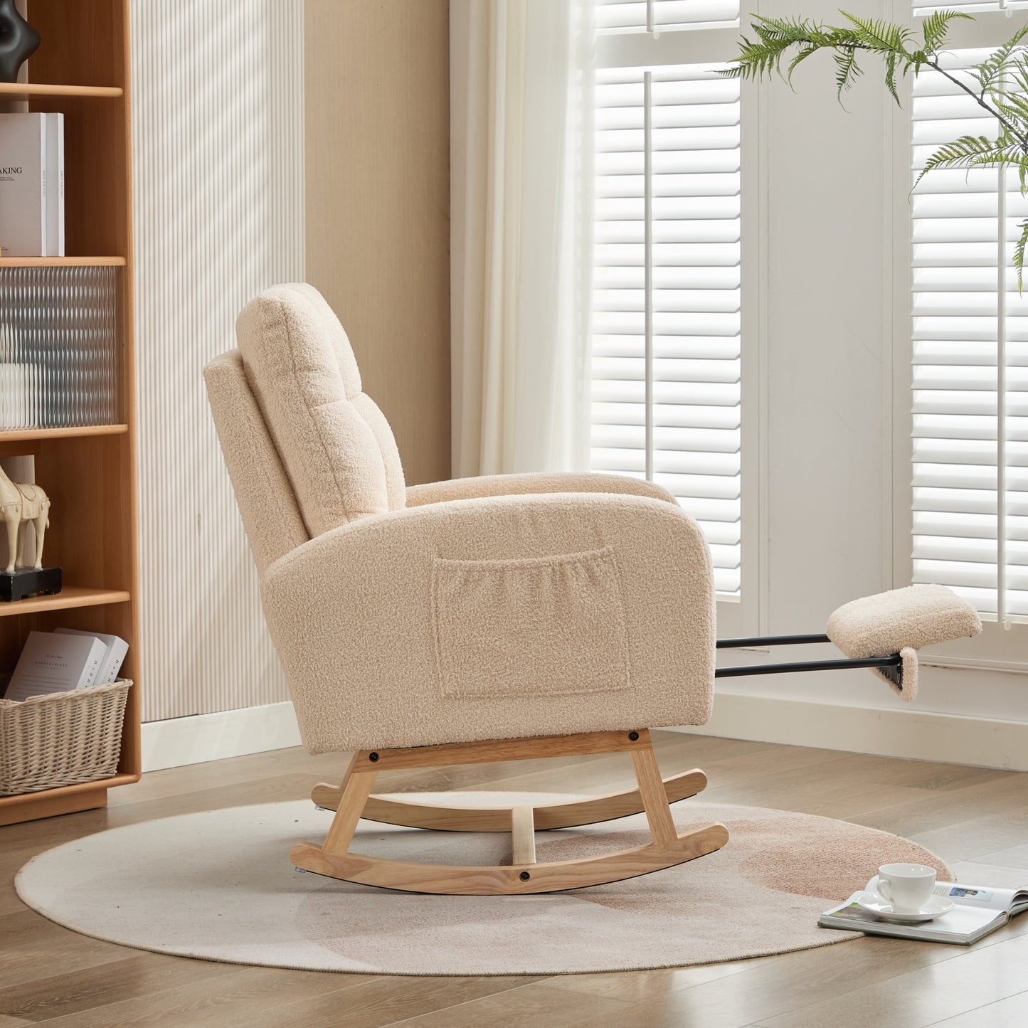 Teddy-Velvet Schaukelstuhl – Beiger Sessel mit Massivholzrahmen, versteckter Fußstütze & hoher Schaumstoffpolsterung, ideal für Wohnzimmer, Schlafzimmer & Kinderzimmer