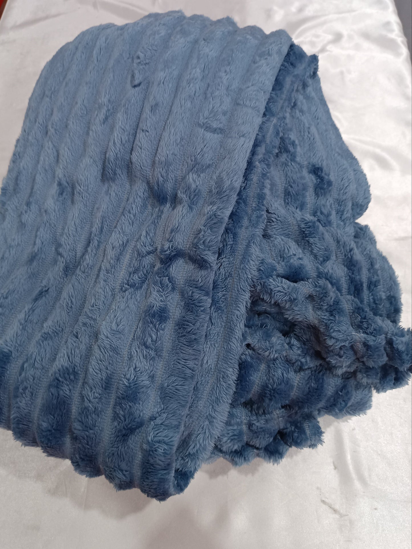 Bubble-Velvet Kuscheldecke – Warme Kunstfell-Decke mit Doppelseitiger Polsterung