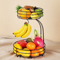 Obstkorb mit Früchten – warmer Hintergrund